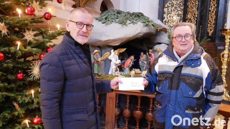 Über eine stattliche Spende von 1000 Euro aus den Händen von Klaus Rösch (rechts), dem Vorsitzenden des Männergesangvereins Waldsassen, durfte sich Stadtpfarrer Dr. Thomas Vogl für die Katholische Pfarrgemeinde freuen. Bild: hmr