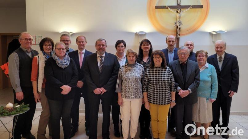 Auf dem Bild sind Pfarrer Markus Ertl, die Ruhestandsgeistlichen Pfarrer Dr. Johannes Schlosser und Pfarrer Hans-Peter Bergmann, sowie unser Bürgermeister Konrad Kiener
und die Vorstände der kirchlichen Gremien und Vereine zu sehen. Bild: Rosmarie Riedl/exb