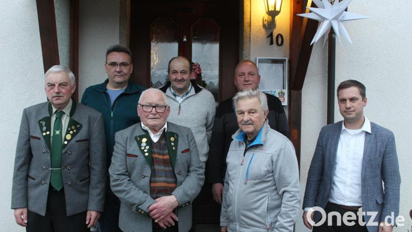 Die Geehrten mit den Verantwortlichen (vorne, von links) Vorsitzender Reinhold Schraml, Andreas Scherm und Hubert Rubenbauer sowie (hinten, von links) Markus Heindl, Michael Heindl und Bernhard Schmidt. Auch Bürgermeister Wolfgang Söllner (rechts) gratulierte. Bild: soj