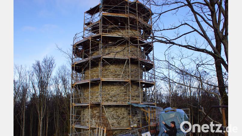 Bürgermeister Gerald Reiter, Vorsitzender des &quot;Fördervereins Burgruine Reichenstein&quot;, skizziert auf der Baustelle des Stadlerner Wahrzeichens den Stand der Arbeiten. Bild: mmj
