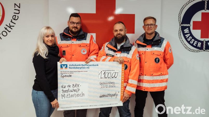 Eine Spende in Höhe von 1100 Euro für die BRK-Bereitschaft Mitterteich überreichte Ilona Gruber an Manuel Maierhöfer, Michael Krauß und Bereitschaftsleiter Matthias Dittrich (von links). Bild: exb