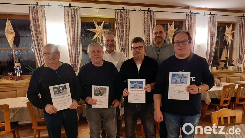 Die Meister der RV Sulzbach-Rosenberg: (von links) Alfred Heinz, Rudi Späth, Ludwig Maul (Vorsitzender), Günter Späth, Hans Pirner und Martin Dotzler. Bild: Brieftaubenzüchter/exb