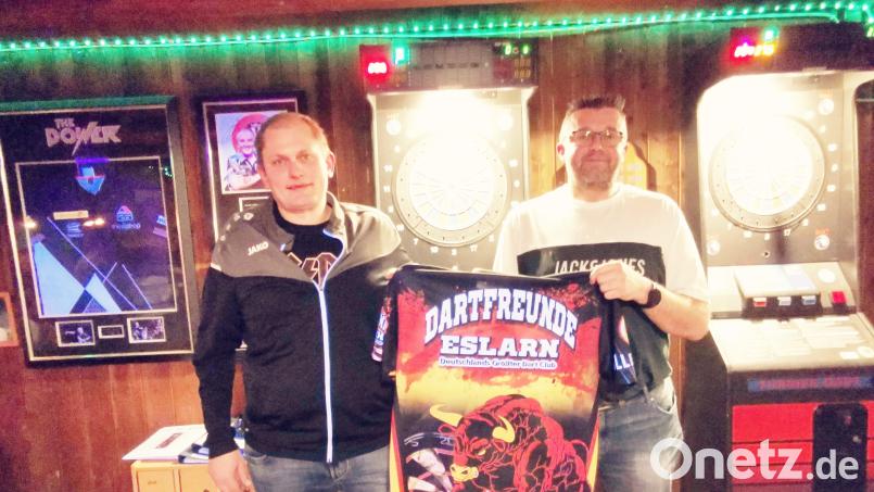 Teamchef Hans-Jürgen Bauer (links) zeigt Danijel Lukic sein künftiges Trikot. Bild: gz
