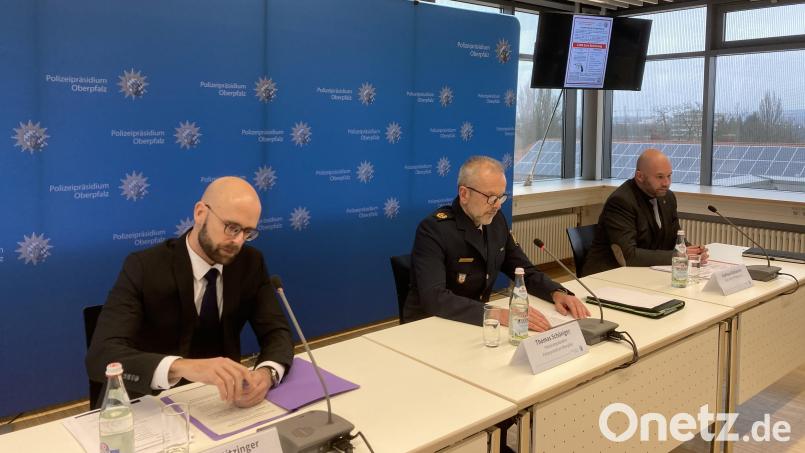 Präsentieren die vorläufigen Ergebnisse (von links): Staatsanwalt Sebastian Stitzinger, Polizeivizepräsident Thomas Schöniger und Kriminalrat Andreas Rußwurm Bild: Dominic Casdorf