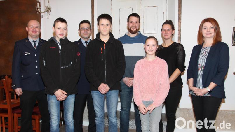 Bürgermeisterin Marina Hirnet (rechts) und Kreisbrandmeister Alexander Klettner (links) freuen sich über die neuen Aktiven bei der Feuerwehr Brünst. Bild: pi