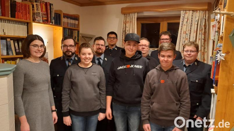 Das Bild zeigt Vorstandsmitglieder und die &quot;Neuen&quot; im Feuerwehrverein (von links) Verena Thoma, Jugendwart Stefan Mayerhöfer, Michael Gleißner, Kassier Josef Trißl, Kommandant Michael Bauer, Moritz Schabner, Thomas Käs, Tim Schabner, stellvertretender Kommandant Josef Konrad und Ersten Vorsitzenden Wolfgang Stangl. Bild: Feuerwehr Lengenfeld/exb
