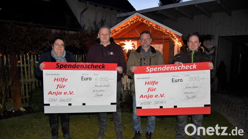 Insgesamt 6500 Euro übergeben Bettina (links) und Johannes Bauer (Zweiter von rechts) sowie Rudolf Grundler (rechts) an die Organisation &quot;Hilfe an Anja&quot; an Michael Sporrer aus Kirchenthumbach (Zweiter von links). Bild: dob