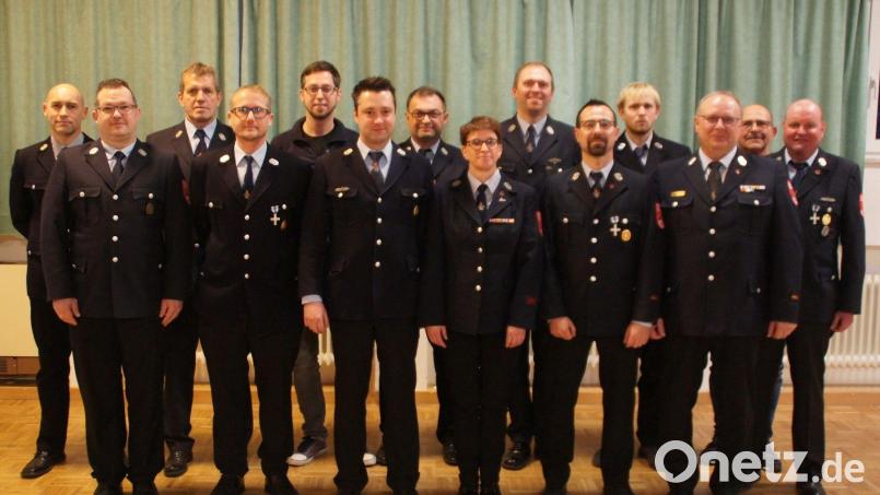Die Feuerwehr Seugast wählt ihren Vorstand (vorn, von links): Beirat Stephan Spörrer, Aktivenvertreter Stefan Groher, Beirat Michael Graßler, Erste Vorsitzende Isolde Schmidt, stellvertretender Kommandant Tobias Kellner und Kommandant Dieter Graf; hinten (von links): Beirat Jörg Weich, Zweiter Vorsitzender Andreas Götz, Schriftführer Norman Lehner, Kassier Martin Obitz, Beirat Stefan Müller, Beirat Tobias Rösch, Passivenvertreter Ulrich Kellner und Beirat Alfons Merkl jun. Bild:  Dieter Graf/exb