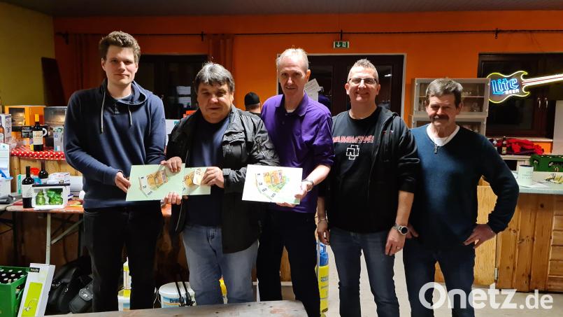 Roman Schindler, Isidor Schönberger (teilten sich den zweiten Platz), Sieger Eckhard Bodner, Christian Jakob (Trostpreis) und der Vorsitzende des Fördervereins Franz Salfer (von links) freuen sich über einen erfolgreichen Preisschafkopf. Bild: sne