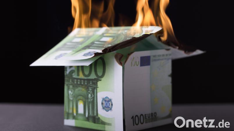 Statt das Geld der Anleger in Immobilien anzulegen, steht im Raum, dass die Weidener Genossenschaft es &quot;verbrannt&quot; hat. Symbolbild: Andrey Popov/Adobe Stopp