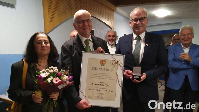 Dr. Josef Weiss-Cemus (Mitte) und seine Frau Marie freuen sich über die Bürgermedaille in Bronze von Bürgermeister Bernhard Lindner. Bild: mma