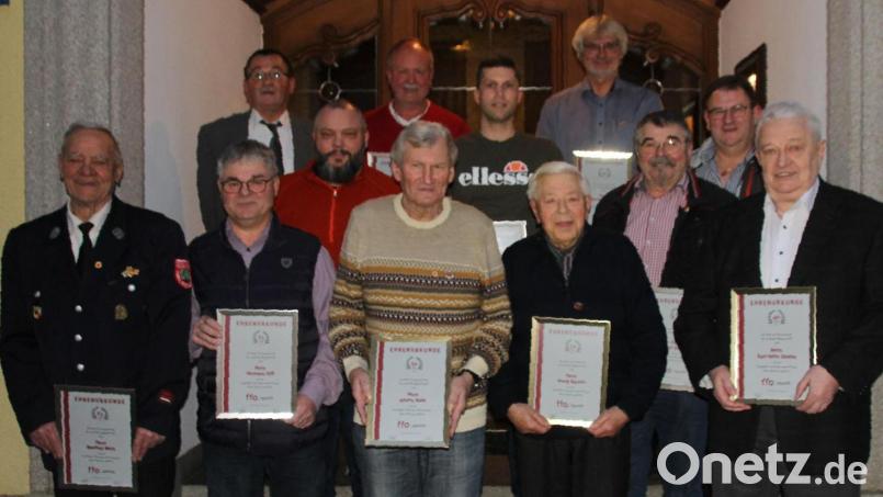 Diese Mitglieder sind für langjährige Mitgliedschaft in der Freiwilligen Feuerwehr Oberviechtach ausgezeichnet worden. Karl-Heinz Stoppa (rechts) und Johann Raab (vorne, Bildmitte) wurden zu Ehrenmitgliedern ernannt. Vorsitzender Johann Roßmann (hinten, links) gratulierte. Bild: Fröhlich/exb