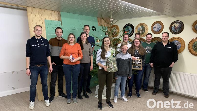 Jungschütze Hannes Heuwind (vorne, Sechster von rechts) hat die meisten Punkte auf der Glücksscheibe beim Nussschießen erreicht. Dazu gratulieren Sportleiter Fabian Putzer (links) und Schützenmeister Stefan Brandmiller (rechts). Bild: gi