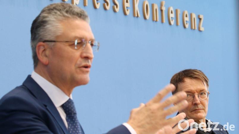 Lothar Wieler (l), Chef des RKI (Robert Koch-Institut), kündigte den Rückzug von seinem Amt als Präsident an. Bild: Wolfgang Kumm/dpa