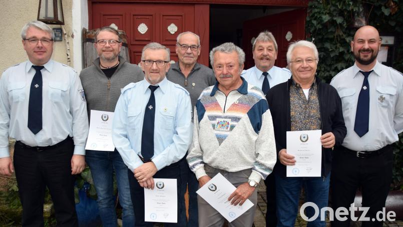 Ehrungen gab es für (von links) Torsten Brunner, Hans Martin Grötsch, Hans Rüppel, Wolfgang Melchner, Georg Rüppel, Horst Pirner und Manfred Maier durch den Vorsitzenden Stefan Vogl. Bild: wku