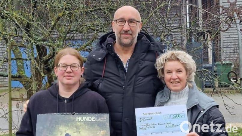 Andrea Witthauer (rechts) übergibt den Scheck an Hans Weiß und Claudia Fleck von der Tierauffangstation „Das Nest“. Bild: Andrea Witthauer/exb