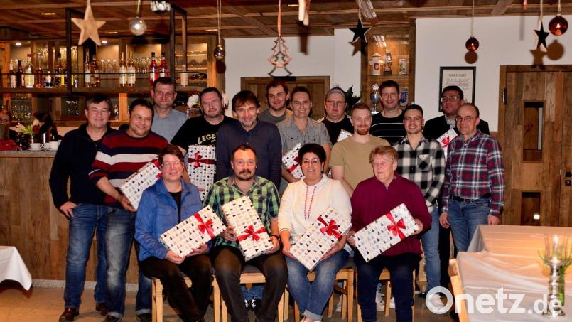 Auf der Weihnachtsfeier des Sägewerks Josef Ziegler GmbH wurden langjährige Mitarbeiter für ihre Treue zum Unternehmen ausgezeichnet. Bild: Sägewerk Ziegler/exb