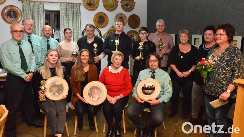 Bei den &quot;Enzian&quot;-Schützen spendieren Jakob Kals (links) und Helga Haberfellner (sitzend, Zweite von rechts) besondere Schützenscheiben, welche an Luisa Zeug (sitzend, Zweite von links) und Julia Mack (sitzend, links) gehen. Bild: fjo