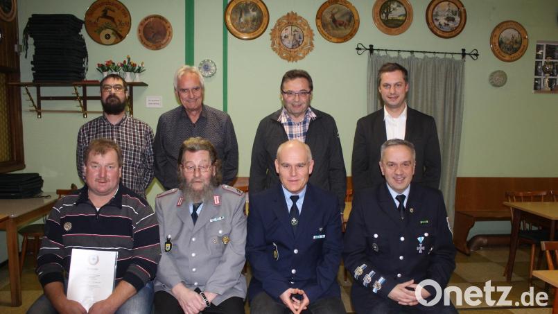 Der neue Vorstand: (vorne, von links) Alexander Schmidt, Hans Rochholz, Vorsitzender Manfred Riedl und Kreisvorsitzender Thomas Semba sowie (hinten, von links) Johannes Pöllath, Manfred Kratzer, Werner Kaden und Bürgermeister Wolfgang Söllner. Bild: soj