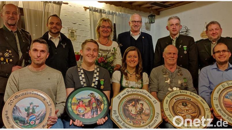 Die Edelweiß-Schützen Süß ehren ihre Würdenträger (vorn, von links): Gemeindekönig Matthias Meier, Jugendkönig Timo Meier, Schützenliesl Manuela Weiß, Schützenkönig Peter Knerr und der Gewinner der Heiligdreikönig-Scheibe Michael Bauer. Ihnen gratulieren (hinten, von links): Erster Schützenmeister Werner Wendl, Michael Iberer vom Hahnbacher Kulturausschuss, Zofe Annette Meier, Bürgermeister Bernhard Lindner, Ritter Markus Bauer und Zweiter Schützenmeister Uwe Friedrich. Bild: ufh