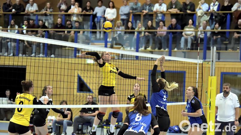 Im ersten Heimspiel des Jahres erwarten die Hahnbacher Volleyballerinnen um Kapitänin Julia Polito (Mitte) den Oberpfalzkonkurrenten TB/ASV Regenstauf. Archivbild: Hubert Ziegler
