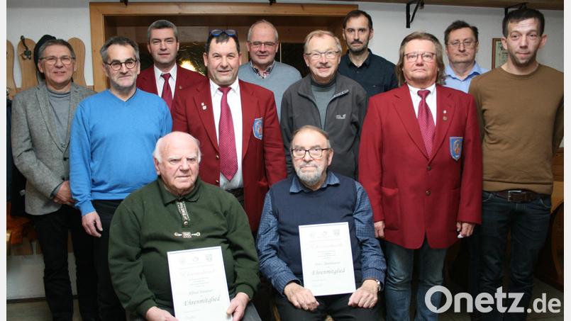 Das Vorstandsteam des Gesangvereins Friedenfels mit Sängergruppenvorsitzendem Stefan Werner (Zweiter von links) und Bürgermeister Oskar Schuster (links). Alfred Weidner und Peter Steinhauser (vorne, von links) wurden zu Ehrenmitgliedern ernannt. Bild: roh