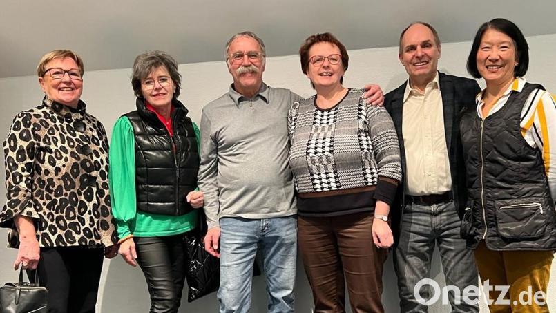 Siegerehrung nach dem Dreikönigsturnier: Im Bild von links Inge Schneider, Ernestine Dietl-Nielsen, Dieter Schweickert, Anneliese Daig, Karl Thumser, Hui Voit-Wang. Bild: Bridgeclub Fichtelgebirge/exb