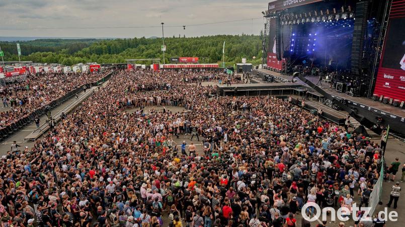 Rockfans tanzen während vor der Hauptbühne des Open-Air-Festivals “Rock am Ring". Bild: Thomas Frey/dpa/Archivbild