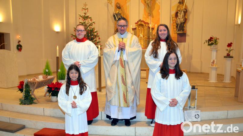 Anna-Maria Immer, Mariella Grötsch, Sofie Krämer und Lucia Kretschmer feiern den Sonntagsgottesdienst mit Pfarrer Adam Karolczak. Bild: exb/Siegfried Zeug