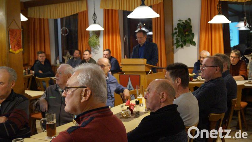 Bürgermeister Josef Pretzl verschaffte den Gemeindebürgern einen Überblick über das vergangene Jahr. Bild: sgs