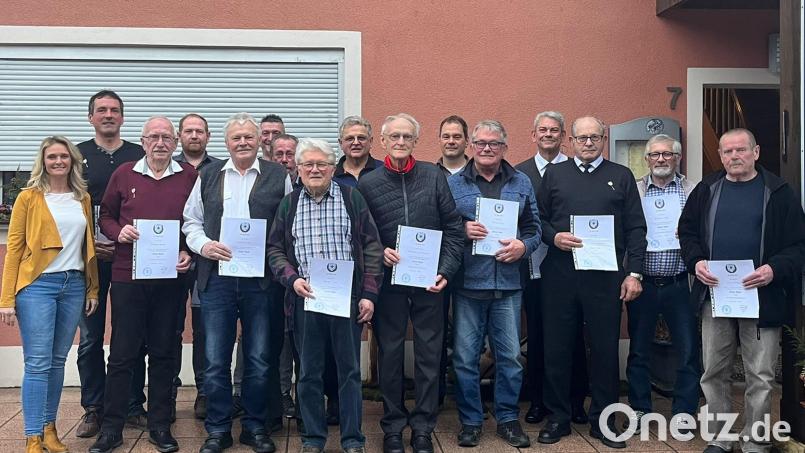 14 Mitglieder konnte Vorsitzender Roland Veigl (Vierter von rechts) für jahrzehntelange Zugehörigkeit mit Urkunde und Treuenadel ehren. Darunter Werner Veigl (Siebter von links) für 60 Jahre Mitgliedschaft. Bild: whü