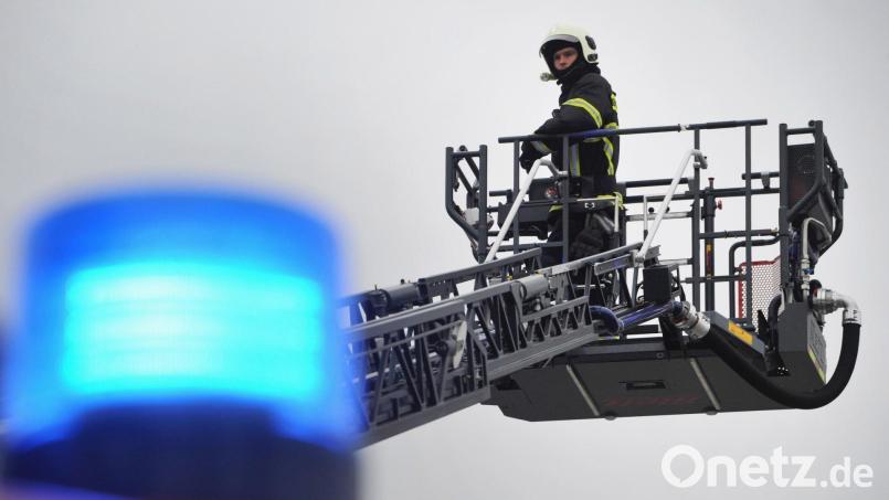 Ein Mitarbeiter einer Berufsfeuerwehr steht im Korb einer Drehleiter. Bei einem Einsatz mit einem solchen Feuerwehr-Fahrzeug ist im Juli 2022 eine Seniorin im Kreis Regensburg tödlich verunglückt: Die Ermittlungen dazu sorgen derzeit für viel Aufsehen. Symbolbild: Stefan Sauer/dpa