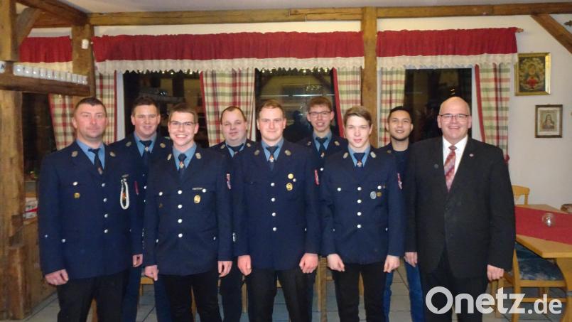 Die neue Führungsriege der Feuerwehr Neualbenreuth (von links): Kommandant Andreas Köhler, Schriftführer Sebastian Grillmeier, Vorsitzender Christof Schwartling, stellvertretender Kommandant Christian Löw, Zweiter Vorsitzender Jonas Peterhans, Kassier Manuel Frank, Jugendwart Johannes Schwartling, stellvertretender Jugendwart Christian Schels und Bürgermeister Klaus Meyer. Bild: rti