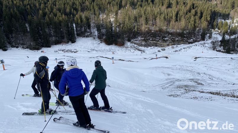 Eine Gruppe Skifahrer steht zusammen und guckt den Hang herab. Nach dem Tod zweier 17-jähriger Skifahrer aus Bayern im österreichischen Gebiet Steinplatte hat die Polizei neue Erkenntnisse. Symbolbild: Zoom.Tirol/dpa