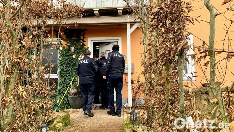 Beamte des Zolls bei der Durchsuchung im Landkreis Neustadt/WN. Bild: Gabi Schönberger