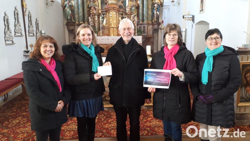Im Dezember übergab eine kleine Delegation der Bärnauer Klangfarben Pater Klaus Kniffki (Mitte) nach der Sonntagsmesse die Spende im Wert von 1000 Euro für seine Missionsarbeit in der Republik Moldau. Bild: Bärnauer Klangfarben/exb