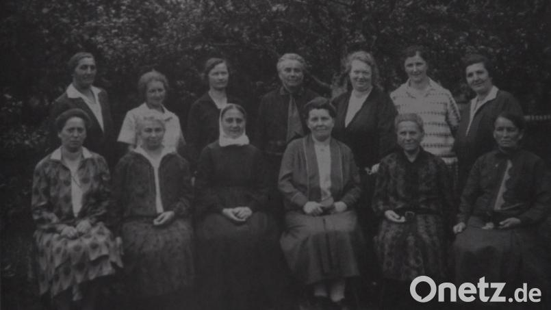 Die Vorstandschaft des Evangelischen Frauenbunds anlässlich des Abschieds der Vorsitzenden Gogg im Jahr 1929: Elise Fuchs, Else Bamler, Minna Höllerer, Babette Stark, Frau Lehrer Kühner, Justine Hopf und Elisabeth Schwarz (hinten, von links) sowie Emma Ebert, Elise Weishäupl, Schwester Elise Schmidt, Frau Gogg, Frau Gerichtsvollzieher Höcker und Babette Hofmann (Schübl&#039;adl) (vorne, von links). Archivbild: dob