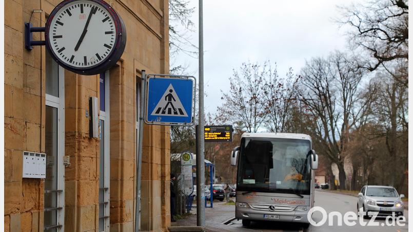 Huch, ist es am Sulzbacher Bahnhof schon kurz nach 7 Uhr? Nein - hier ist einfach nur seit Monaten die Zeit stehen geblieben. Das verwirrt viele Reisende. Bild: Wolfgang Steinbacher