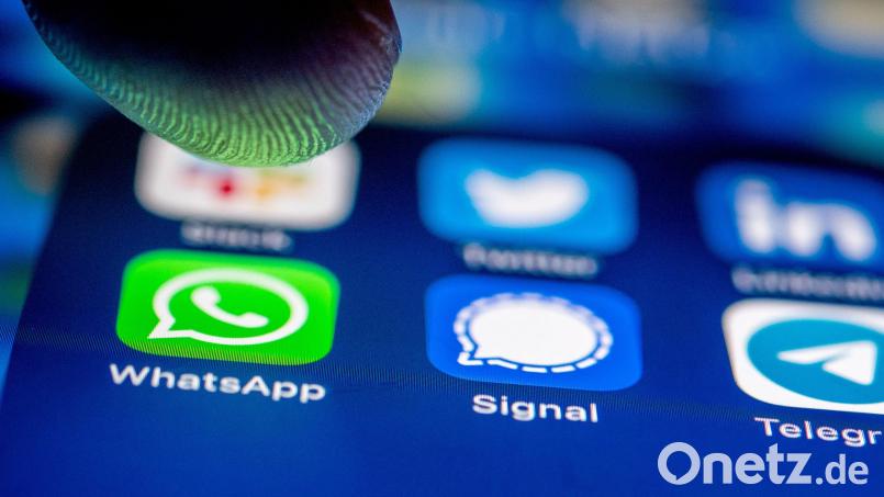 Unbekannte ergaunerten über Whatsapp mehrere Tausend Euro. Symbolbild: Zacharie Scheurer/dpa