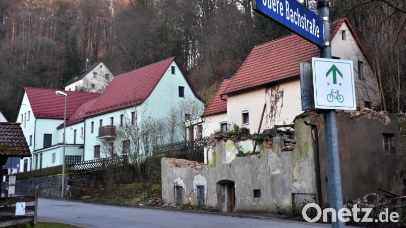 Sieht hässlich aus, ist nun aber zumindest keine Gefahr mehr: Das Abbruchhaus liegt direkt an der Kreisstraße (Lehentalstraße) und ist seit Jahrzehnten unbewohnt. An Heiligabend fiel die Dachrinne herab und der Dachstuhl in sich zusammen. Bild: Stephan Huber