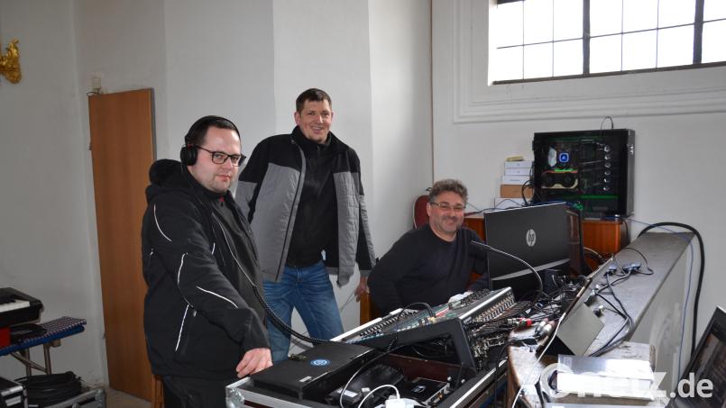 Das ehrenamtliche Medienteam mit Manuel Balk, Stefan Rappl und Sandro Stefinger (von links) bekam viel Anerkennung für die Übertragung der Gottesdienste aus der Wieskirche während der Weihnachtszeit. Bild: gi