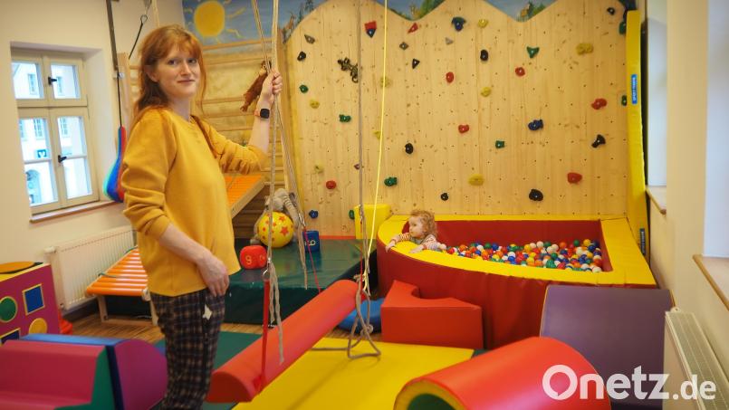Mareike Scharl, hier mit Tochter Lilly, ist mit ihrer ergotherapeutischen Praxis neben den Nachbarn die erste Mieterin im sanierten Haas-Haus in Pfreimd. Sie fühlt sich wohl in den Räumen, die schon während des Umbaus auf die Erfordernisse der Praxis abgestimmt wurden. Bild: bl
