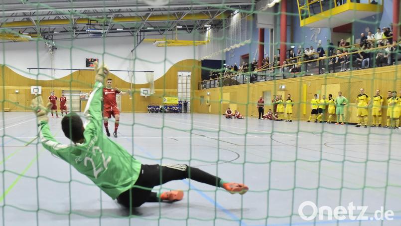 Auf reihenweise Tore dürfen sich die Zuschauer bei der Hallenfußball-Stadtmeisterschaft der Herren in der triMAX-Halle freuen. Archivbild: Hubert Ziegler