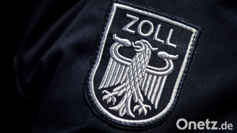 Das Zoll Abzeichen auf der Uniform eines Beamten. Symbolbild: Sina Schuldt/dpa