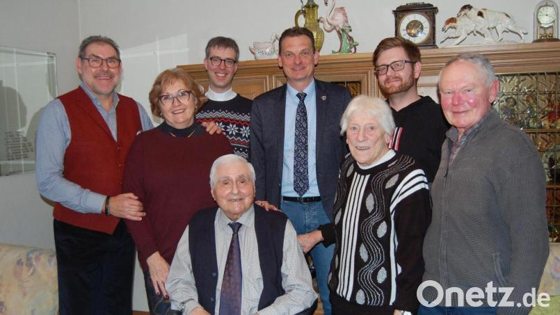 Horst Tippelt (sitzend) feierte im Kreise der Familie seinen 95. Geburtstag. Zu den vielen Gratulanten gehörten auch Bürgermeister Ernst Schicketanz (hinten Mitte) und Pfarrer Thomas Kopp (Dritter von links). Bild: sm