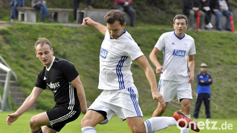 Die beiden Spielertrainer Ralph Egeter (Mitte) und Johannes Kohl (rechts hinten) gehen auch in der Saison 2023/24 für den TuS Schnaittenbach auf Punktejagd. Archivbild: Hubert Ziegler