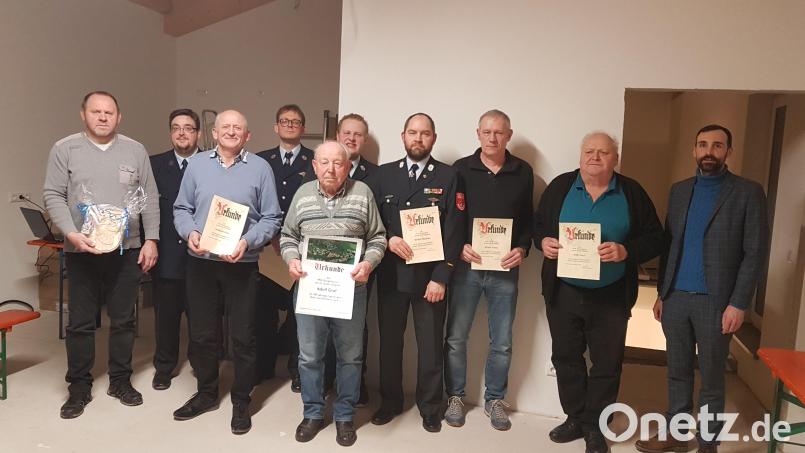 Die Feuerwehr Burgtreswitz ehrt ihre Mitglieder. Seit 60 Jahren ist Adolf Graf (Fünfter von links) mit dabei. Den Geehrten gratulieren Vorsitzender Christopher Hanauer (Zweiter von links) und Bürgermeister Armin Bulenda (rechts). Bild: gi