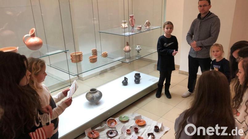 Kinder der Kunst AG der Clausnitzer Grundschule im Internationalen Keramik-Museum Bild: Irene Fritz/exb