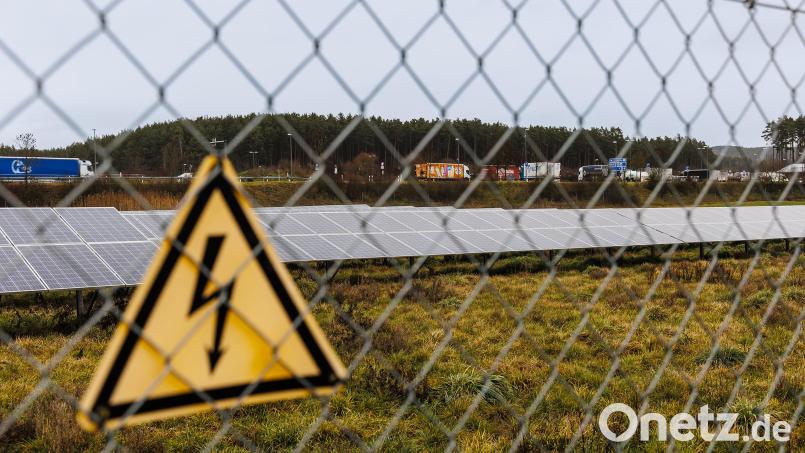 Die Photovoltaikanlage bei Schmidgaden nahe der Autobahn A 6 (im Hintergrund) gehört der Genossenschaft Bemo. Bild: Hösamer