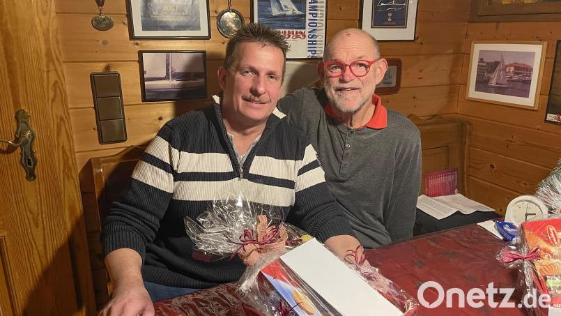 Rudi Schmidt (links im Bild) hat sich mehrere Wochen vorbildlich um den schwer spastisch gelähmten Jürgen Eck gekümmert. Bild: Matthias Bäumler/fph